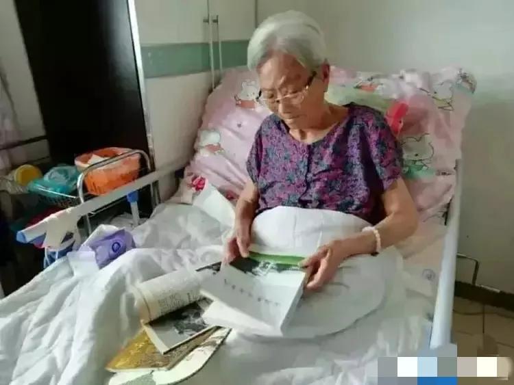 晚年的聂元梓在北京住所的照片

此时的聂元梓因左腿骨折躺在床上不能下地，虽然她的
