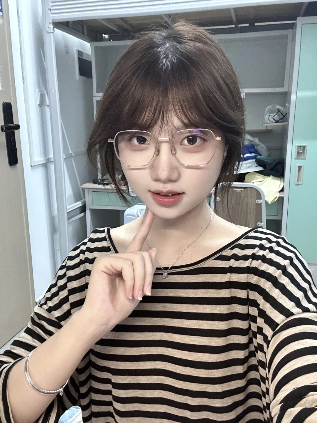 04女大|怎么一戴上眼镜就变乖啦！