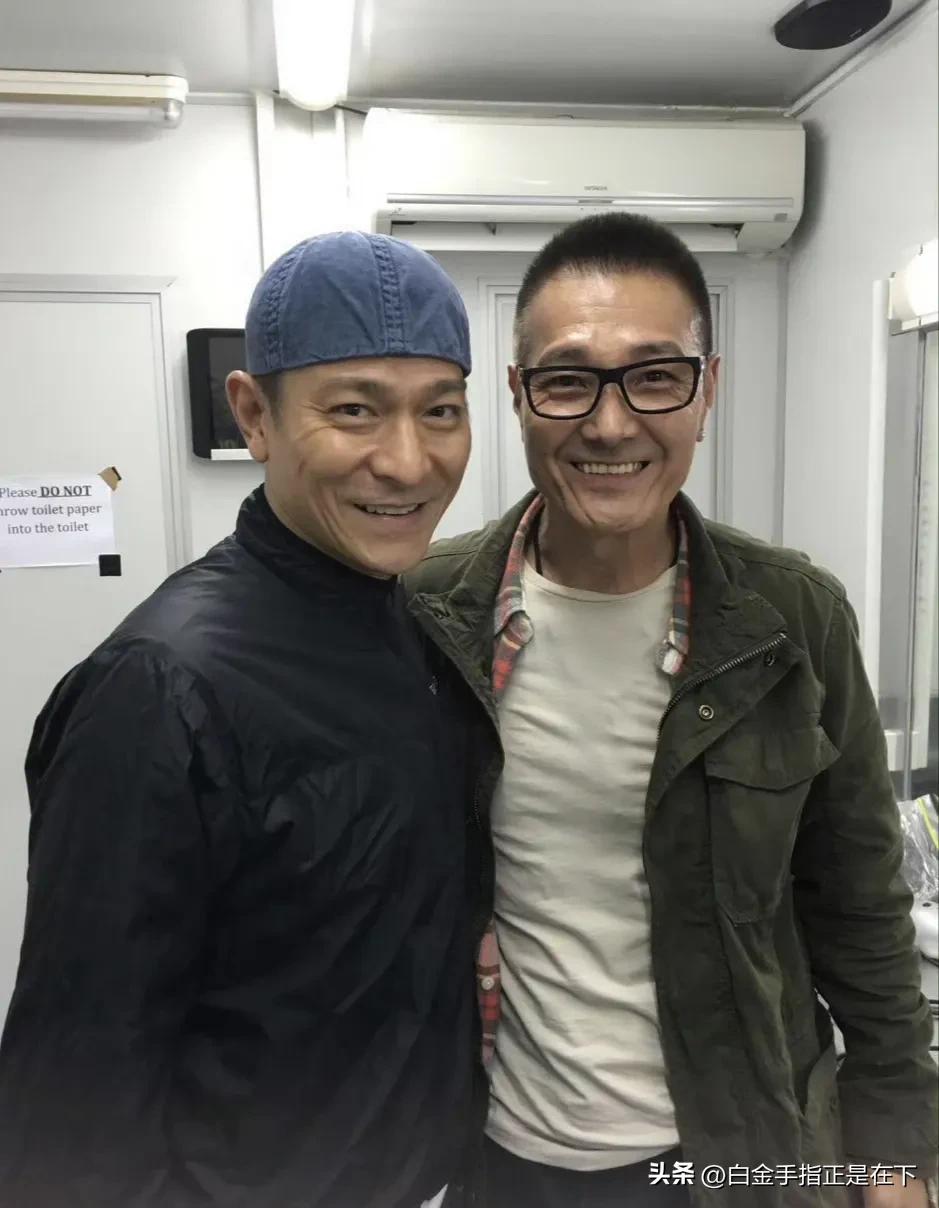 2016年5月，刘德华和卢惠光在电影《拆弹专家》片场休憩时合影。

《拆弹专家》