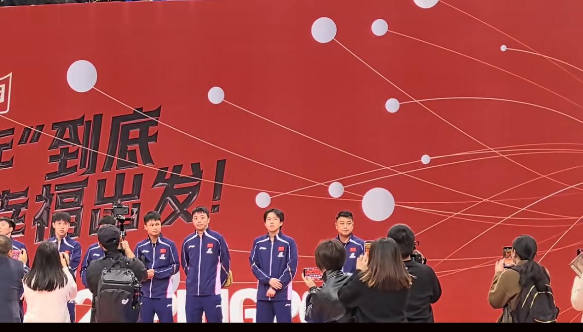 3月8日王楚钦 周启豪 陈垣宇等国乒队员走进渝北八中，参加国球进校园活动啦！
国