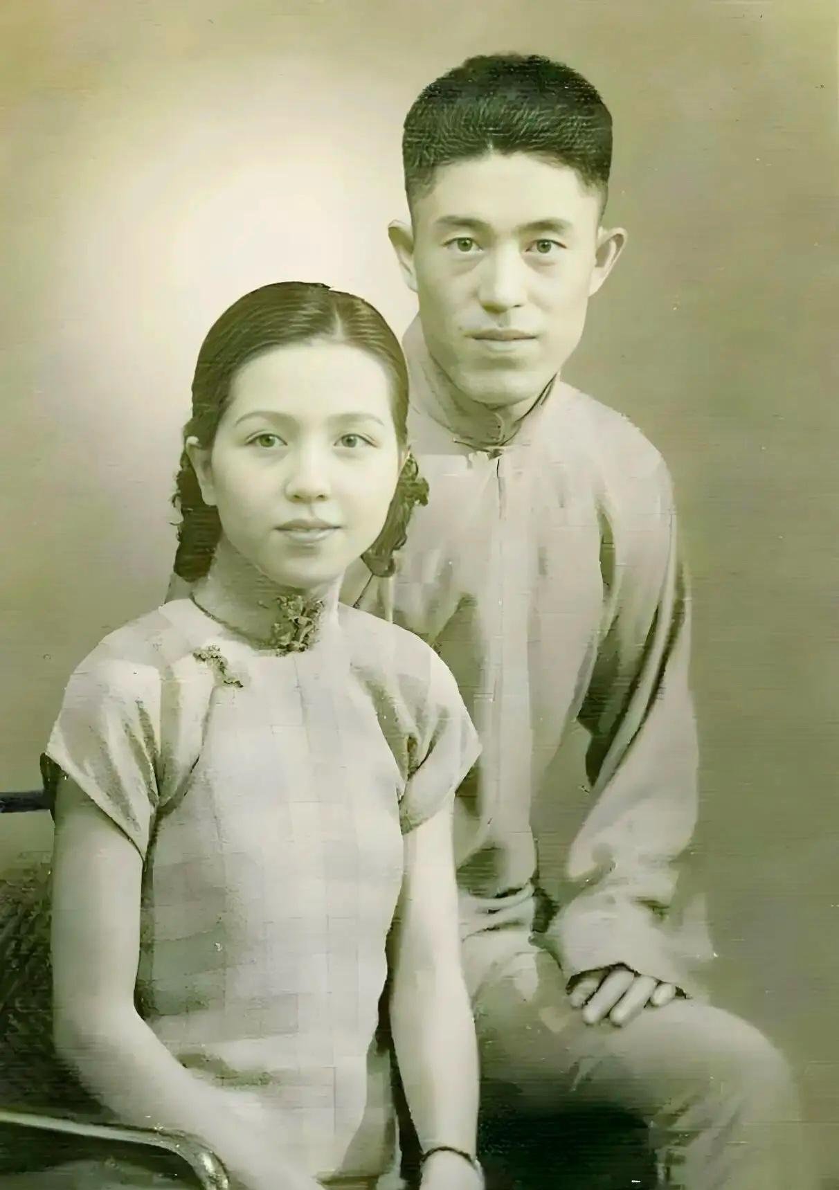 上世纪30年代，年轻时的郑洞国与夫人陈碧莲的合影，镜头中郑洞国穿着一身长袍坐在夫