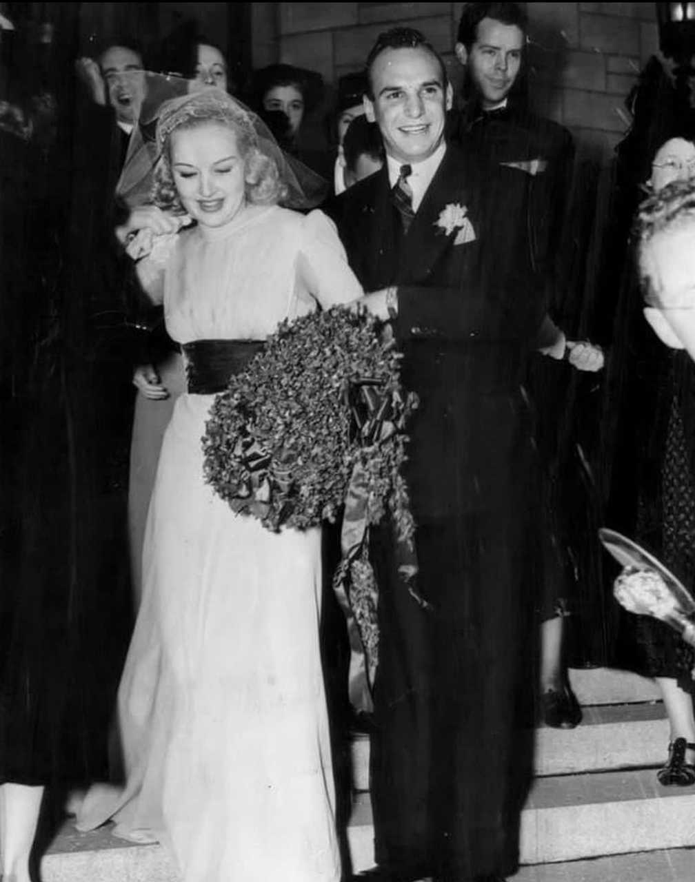 【来自投稿】图1-5 1921年 7岁的小演员杰基·库根和卓别林搭档，出演了《寻