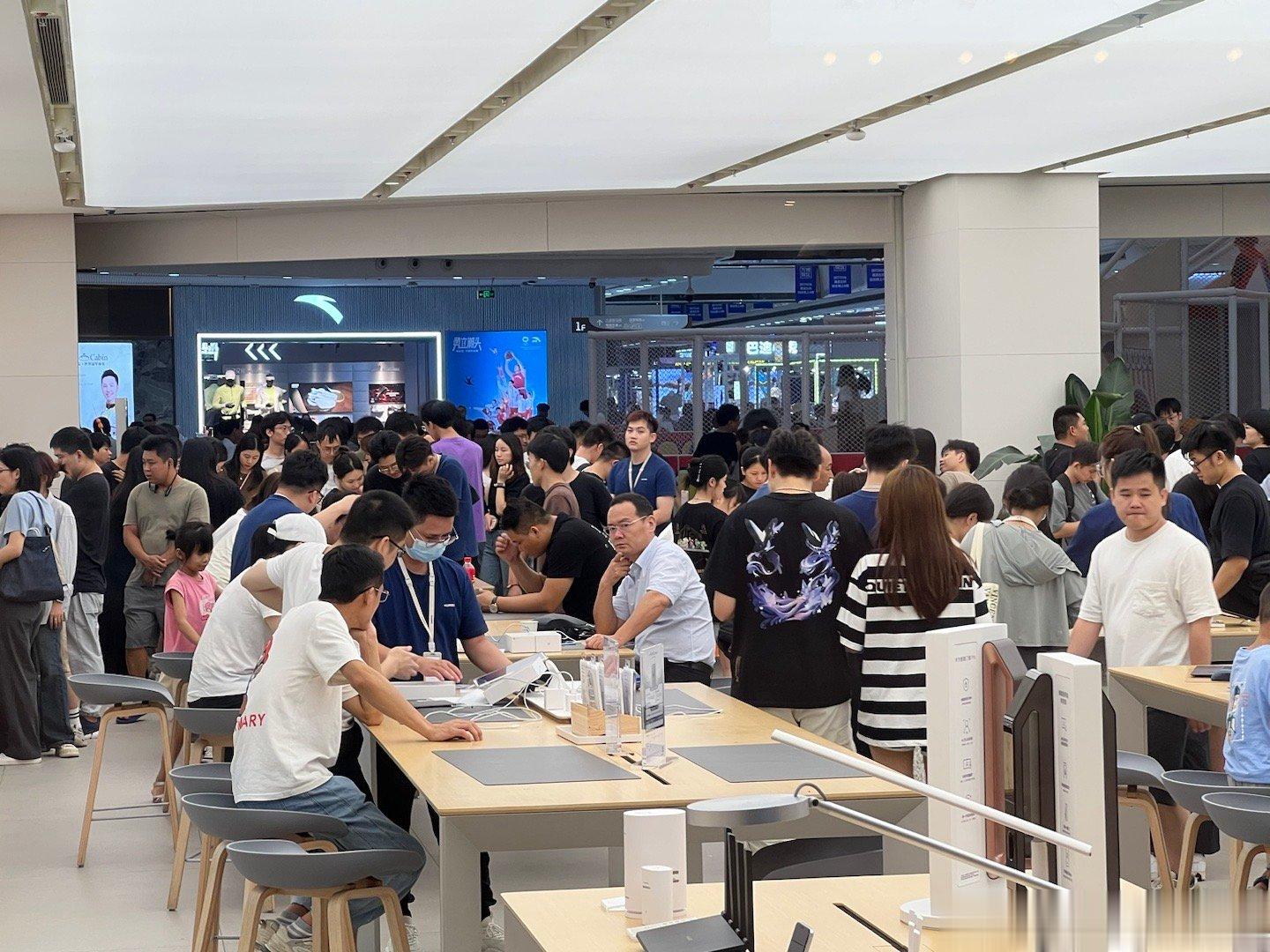 路过华为店，这个人气，深刻感知到啥叫顶流啊。 ​​​