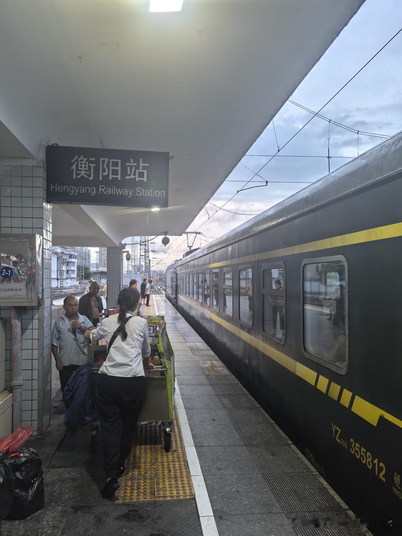 衡阳站，停车39分钟换车头，又提前到了10多分钟，一共要停车50多分钟，车厢空调