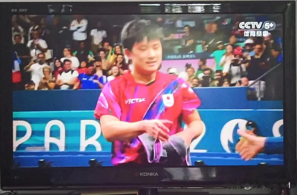 张本智和在法国巴黎简直要被打出抑郁症了，与法国的铜牌战，在决胜局10:7领先的情