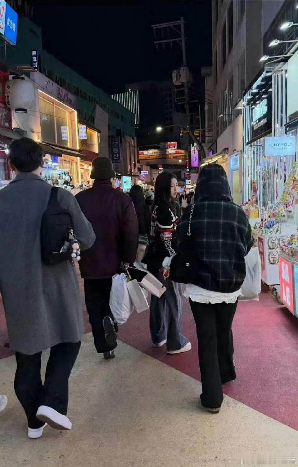 白鹿曾舜晞梁永琪陈鹤一，没想到这么多人去韩国看演唱会。 