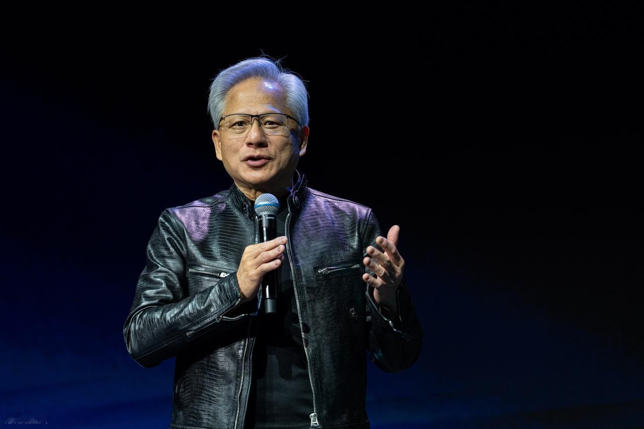 黄仁勋这个人，做事有时候挺有意思的。
他站在台北 Computex 的舞台上，一