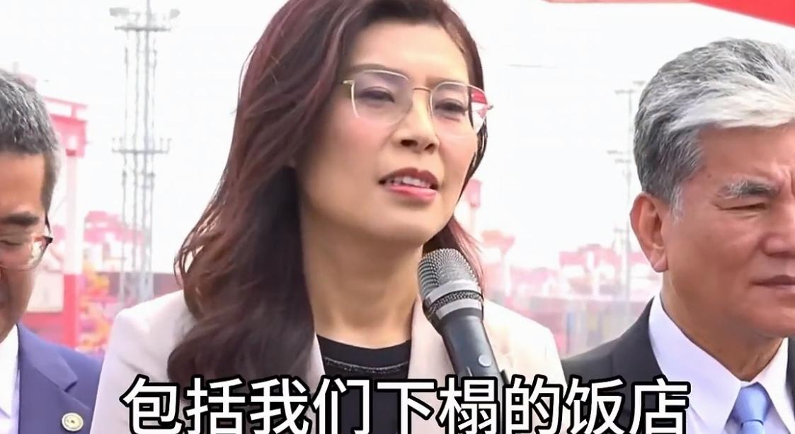 上海街头，

郑丽文一句“毛主席”被很多人听见了。

这不是随口一说，

她前脚