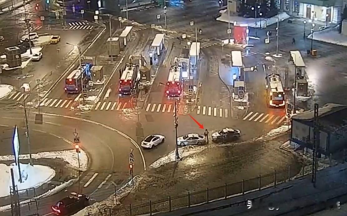 俄联邦侦查委员会刚刚发布消息称，在莫斯科萨维洛沃火车站广场发动自杀式炸弹袭击的男