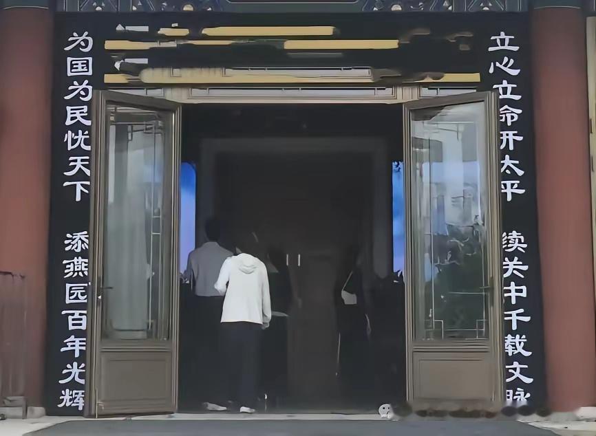 问题是，吹到这种程度，叫后世经济学家，公知们，如何超越。叫前世文治武功的古人，如