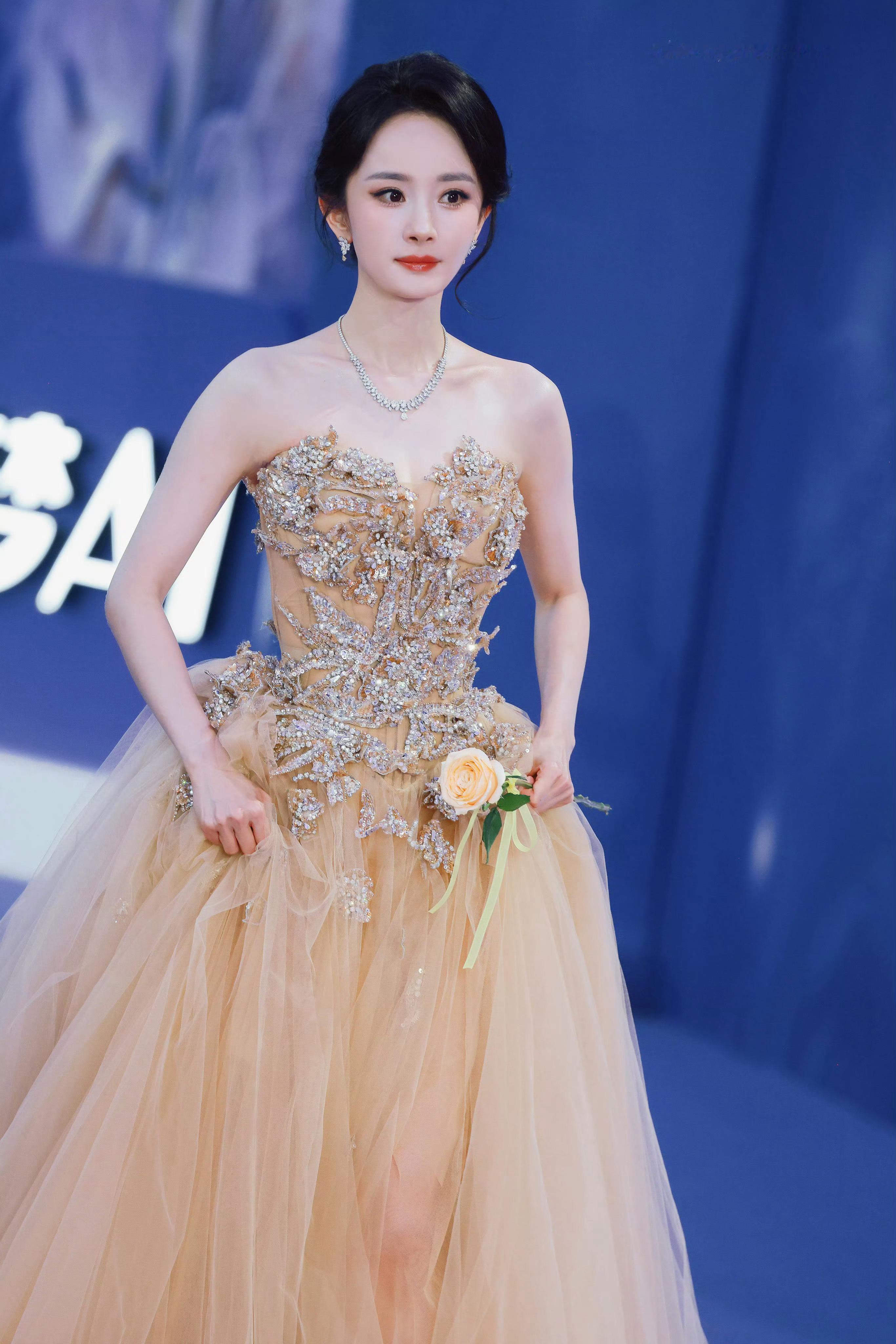 杨幂美貌比钻石更闪耀这个幂幂姐姐完全美神降临！！！神女来的 