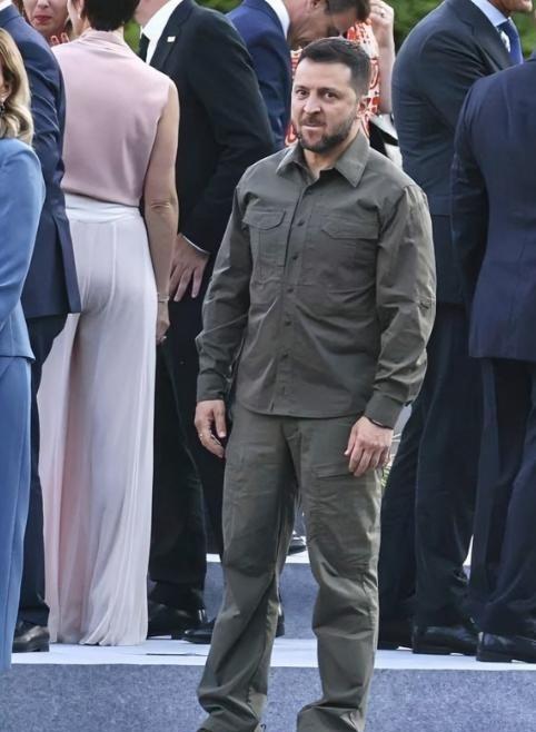 一片哗然！泽连斯基简直成了无期限总统。乌克兰最高拉达（议会）的投票结果新鲜出炉，