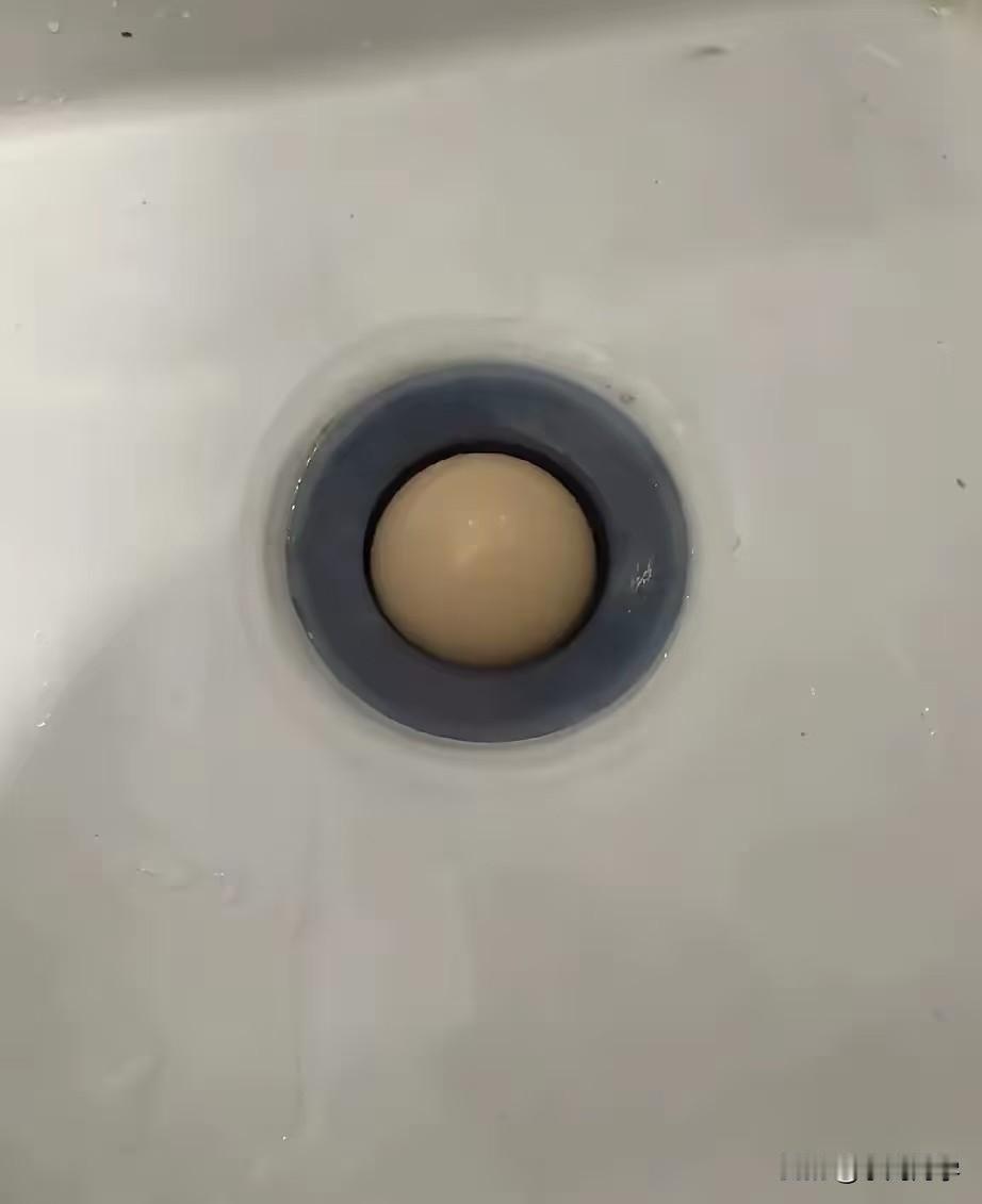 世纪性的难题出现了!
洗菜准备做饭，手里的鸡蛋没拿稳，“啪嗒”一声掉进水槽，偏偏
