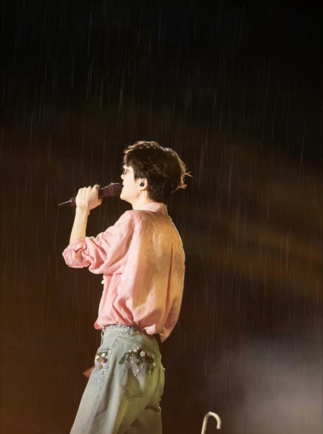 许嵩三度扔伞陪粉丝一起淋雨，和粉丝们一起淋雨不就是极致浪漫！这样的演唱会氛围会很