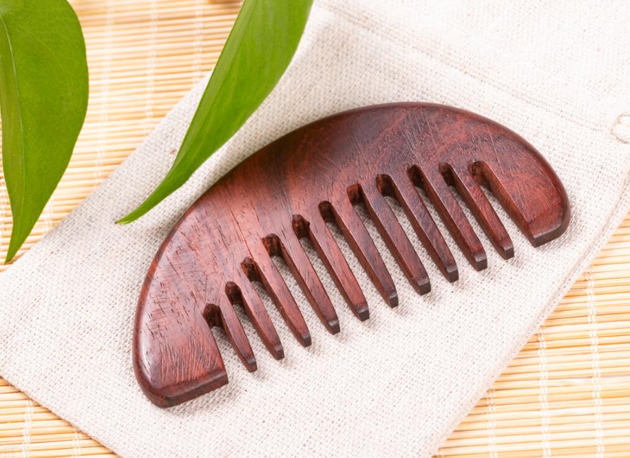 63岁大伯坚持早晚都用木梳梳头，3年过去，医生看检查结果后笑了

“每天早晚梳头