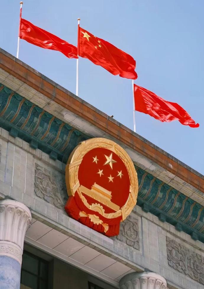 [下雨]中国政府最牛也是最不容易的地方，就是一边顶着外部势力的围攻，一边忍着内部
