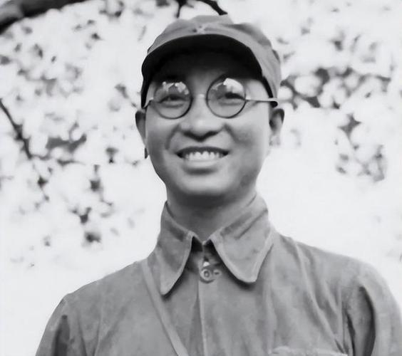 1985年，纽约机场，78岁的宋希濂猛地抓住陈赓遗孀傅涯的手，硬塞过去一沓美元，