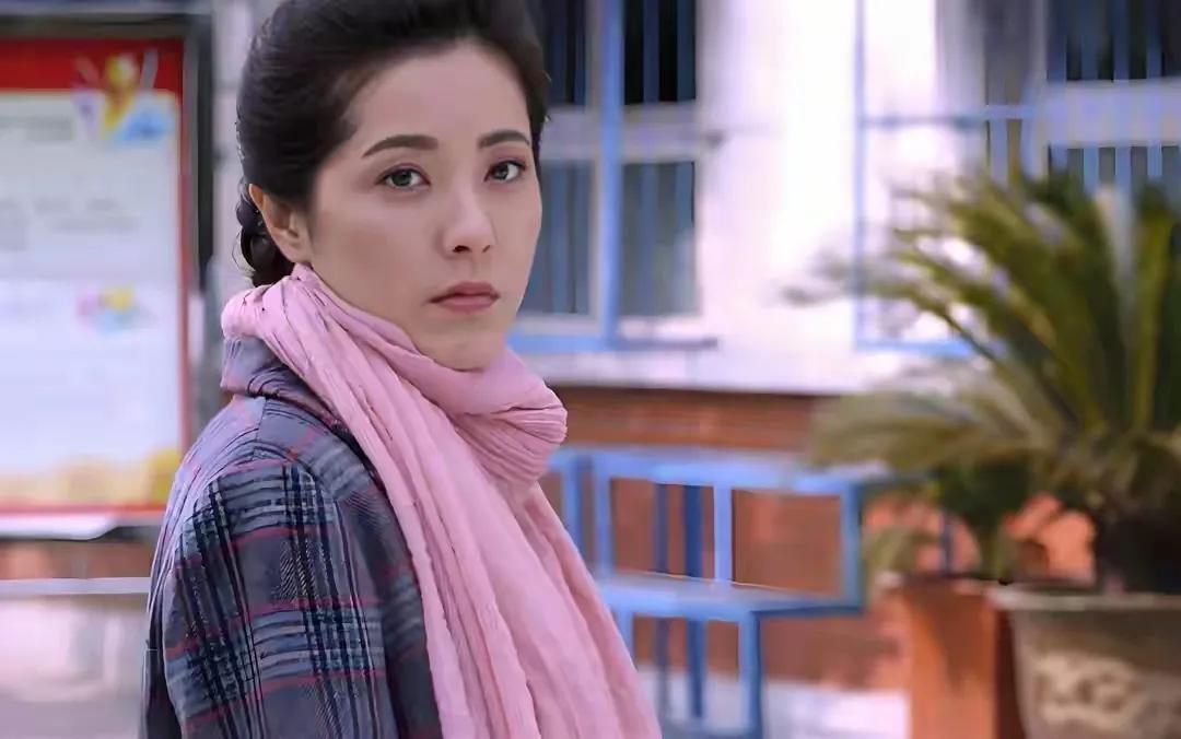 中戏96级校花曾黎，与章子怡刘烨等同班同学，年近五旬迥然一身

看到曾黎最近在青