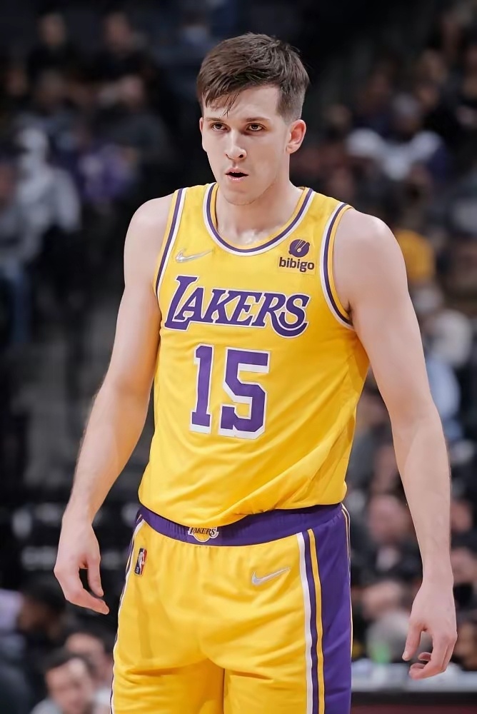 湖人客场战凯尔特人，半场以46-69落后23分，东契奇因家事缺阵，詹姆斯因为左脚