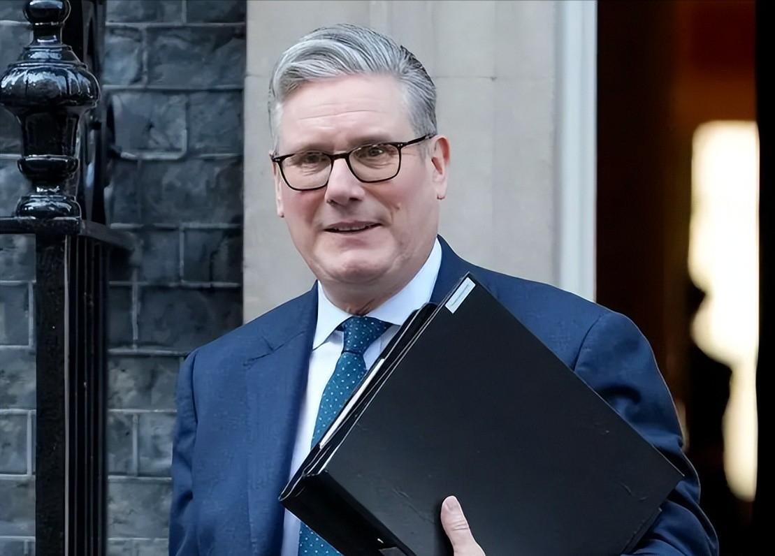 英国首相基尔·斯塔默现在的日子没法过了，执政危机全面爆发，内阁离心离德，民调一跌