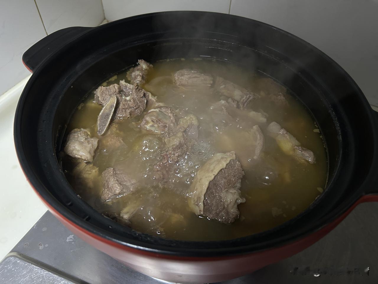 昨天想起要吃意面，意大利面家里有，我在网上买了培根，蘑菇，青椒，就做培根蘑菇意面