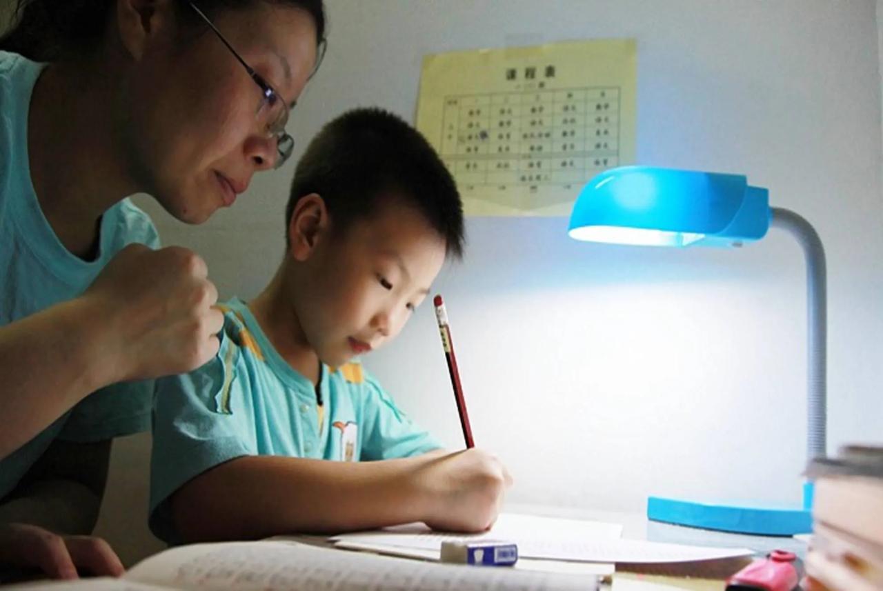 “家长距离老师就差一张教师资格证”，这话太戳心了！说透了现在很多家庭的教育现状，