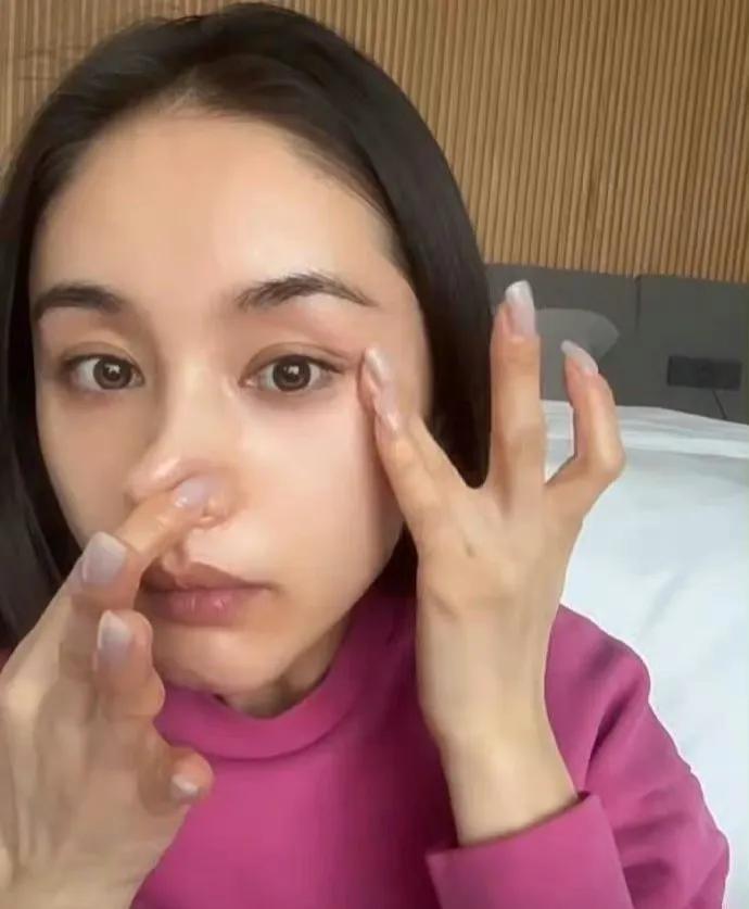 第一张：我王子文实名认证我没有整容，看咱这鼻子，咱这眼睛，原装的！
第二张：这回