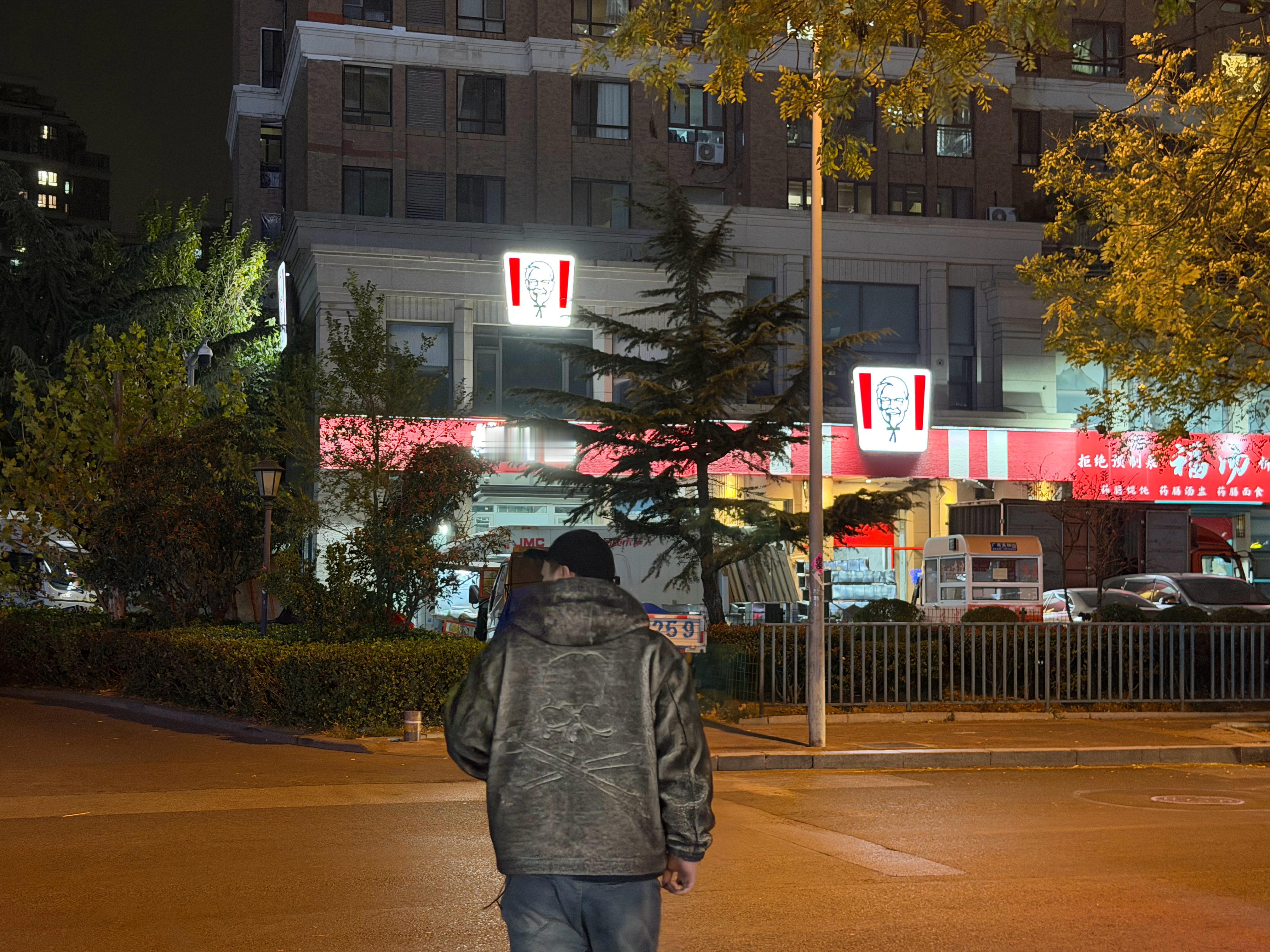 见鬼了！小区楼下居然开肯德基了我们这儿是纯住宅区，又不是商业圈，人流量也不算大。