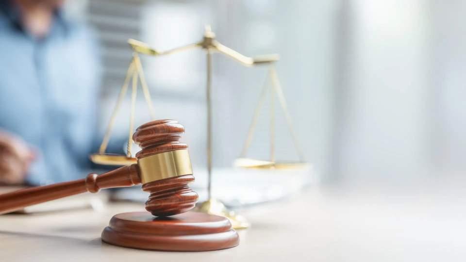 1987年进酒店当工人的朱某某，2021年退休时发现工龄被少算了4年。她去法院告
