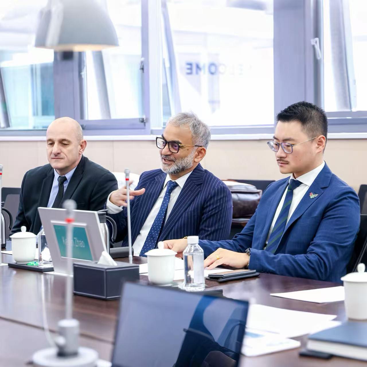 AITO问界与阿联酋头部豪华汽车经销商集团 Abu Dhabi Motors（以