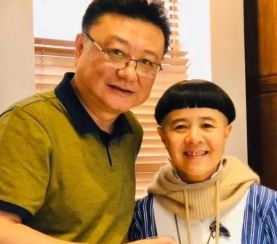 1988年，“国脸”王宁拉着“金龟子”刘纯燕去领结婚证。民政局的工作人员问王宁：