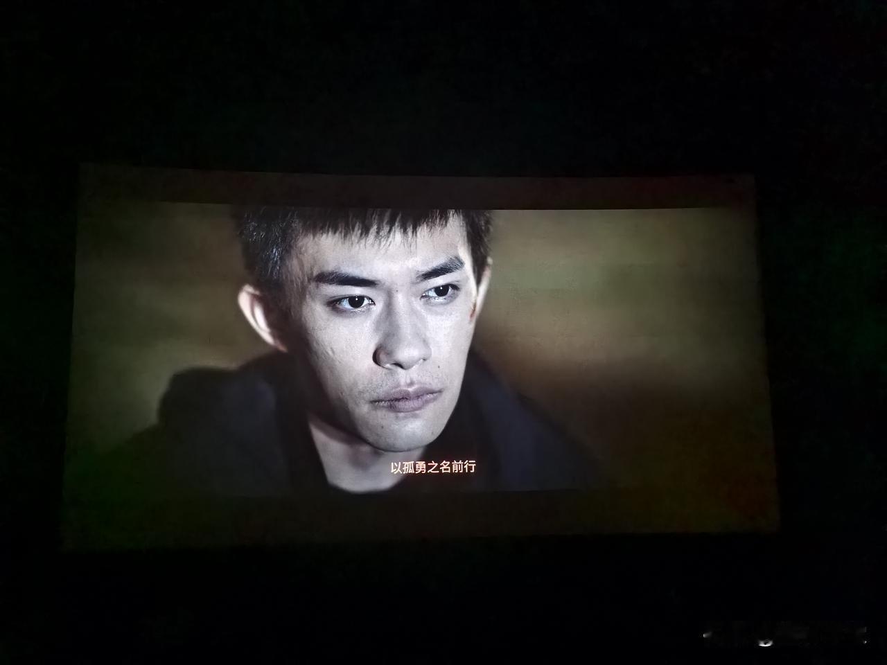 作为一个谍战迷，我觉得这部电影非常值得一看，尤其适合喜欢现代谍战、心理博弈、高能