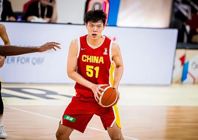 杨瀚森最后4秒面对强硬对抗防守，强行上篮，2分准绝杀，中国男篮89比87战胜黎巴