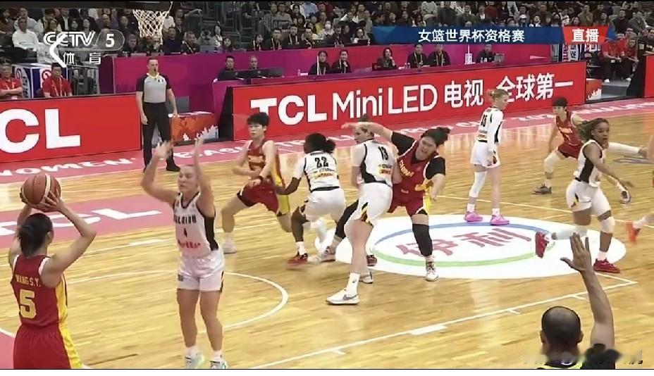 比利时疯了，中国队悬了。
CCTV5正在直播女篮世界杯预选赛中国队对阵比利时，比