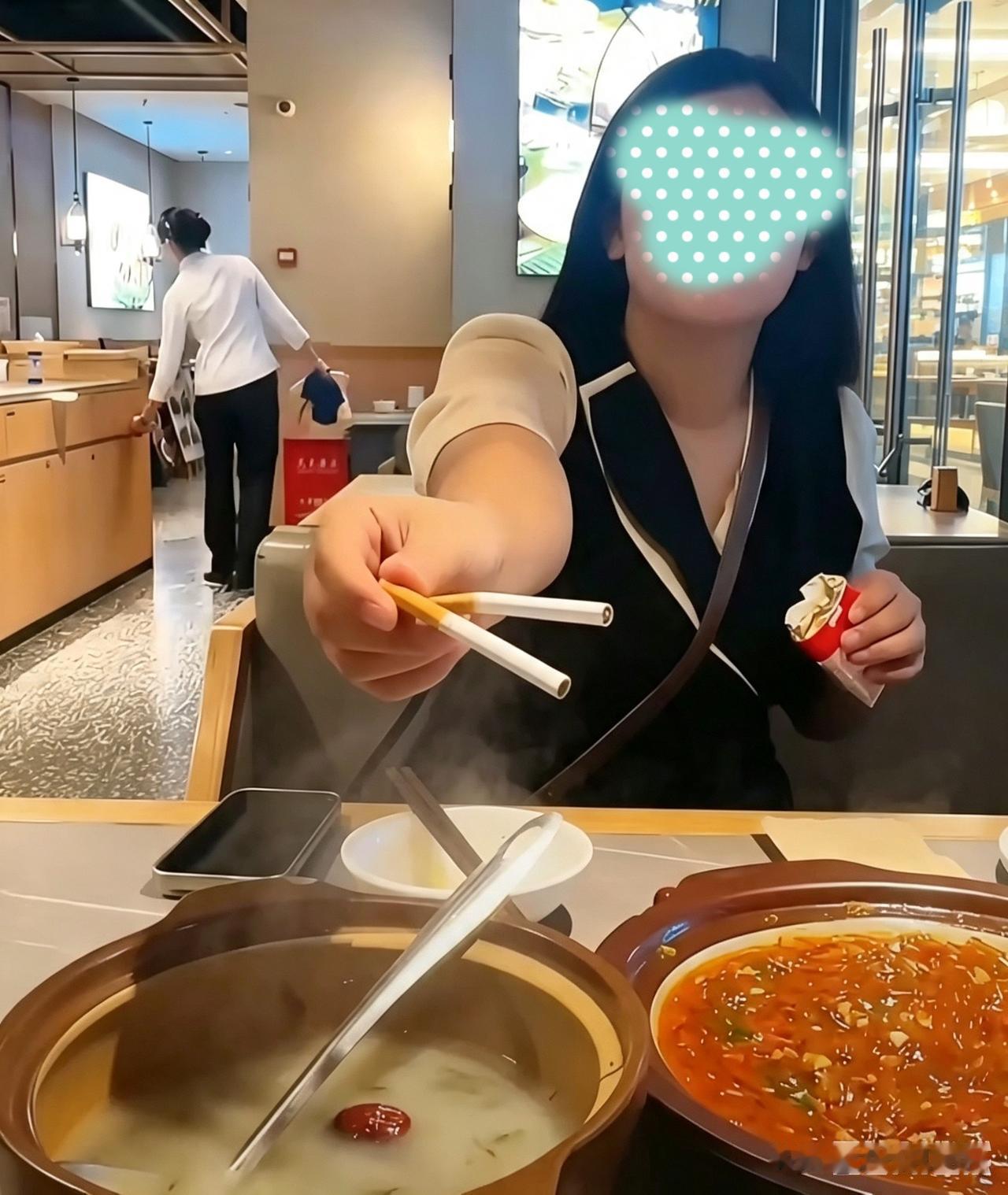 有些应酬经常会和女士一起吃饭，如果遇到女士递给你香烟时，女士手里拿着两支烟递给你