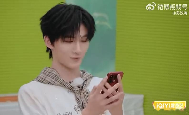 余宇涵被何赛飞发火吓到表情失控 谁懂余宇涵的崩溃！本来带着笑意预习，看到何赛飞上