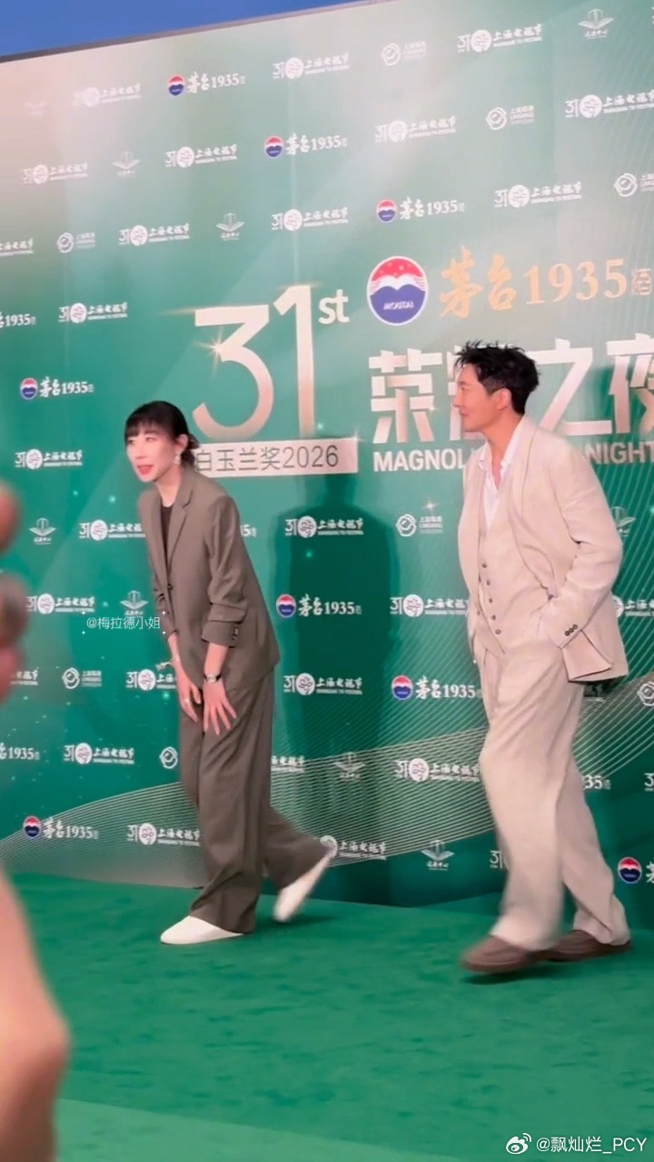 郭京飞状态郭京飞站在任素汐旁边，身高和气场都稳稳的~笑起来的时候眼尾带点暖意，不