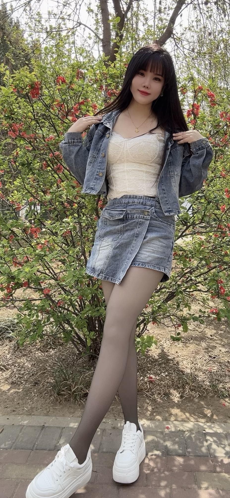 春日穿搭指南：牛仔短裙+白色运动鞋，活力满满！🌸👗👟高腰牛仔裙穿搭 简约穿