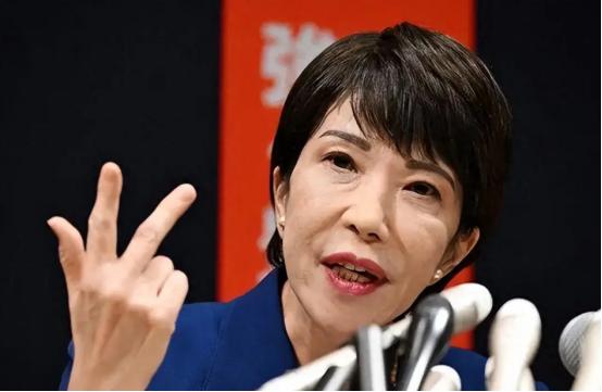 近日，日本政坛出现了一个引人关注的现象，高市早苗的支持率下滑！多家民众意见调查机