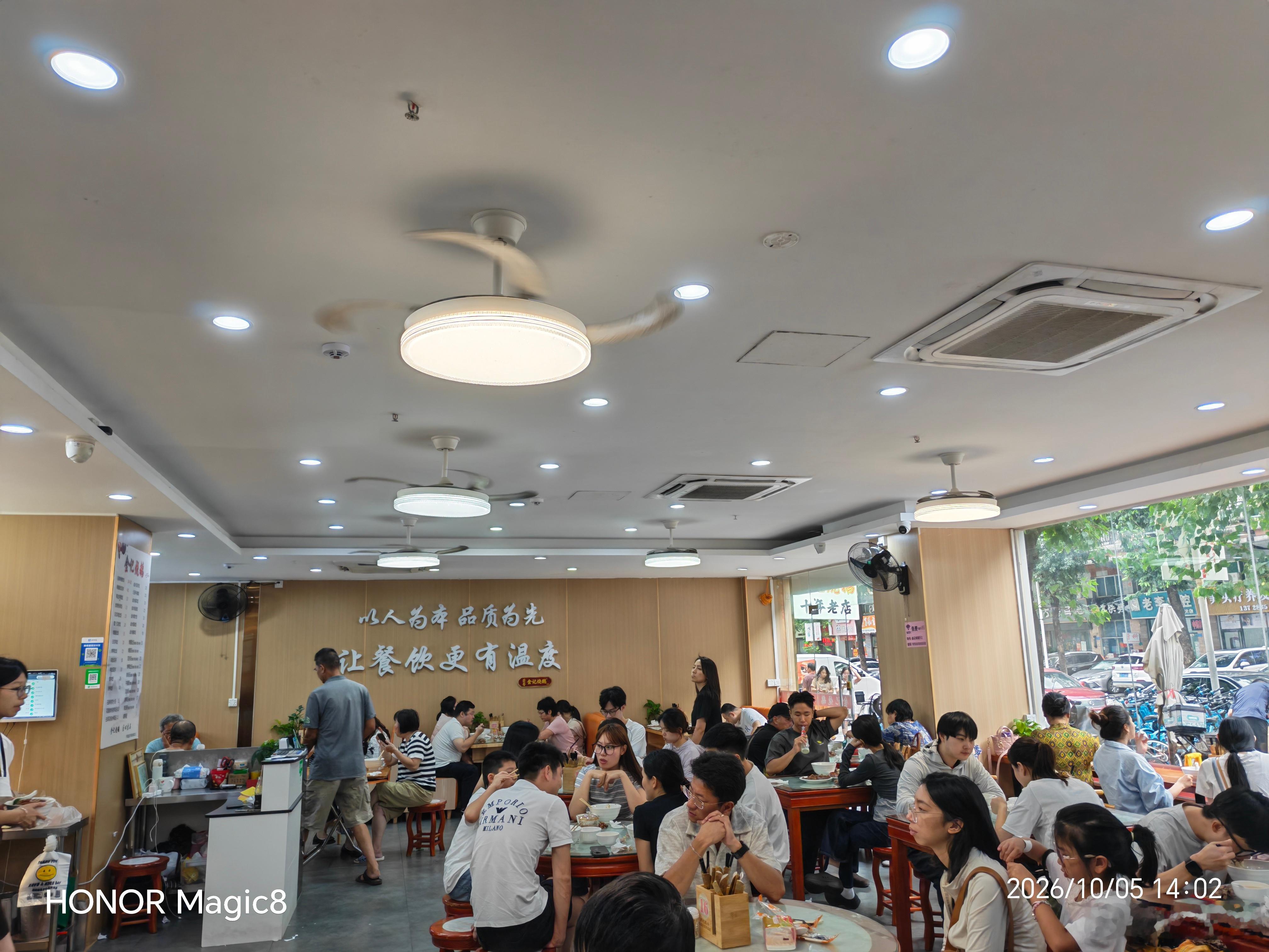 论游客对东莞烧鹅的执着，下午两点了，还是爆满[允悲][允悲]东莞烧鹅  ​​​