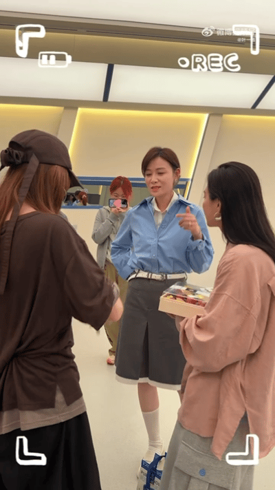 叶一茜带补给探班乘风姐姐 叶一茜一边唠嗑一边取经 暖心小太阳上线！叶一茜带补给探