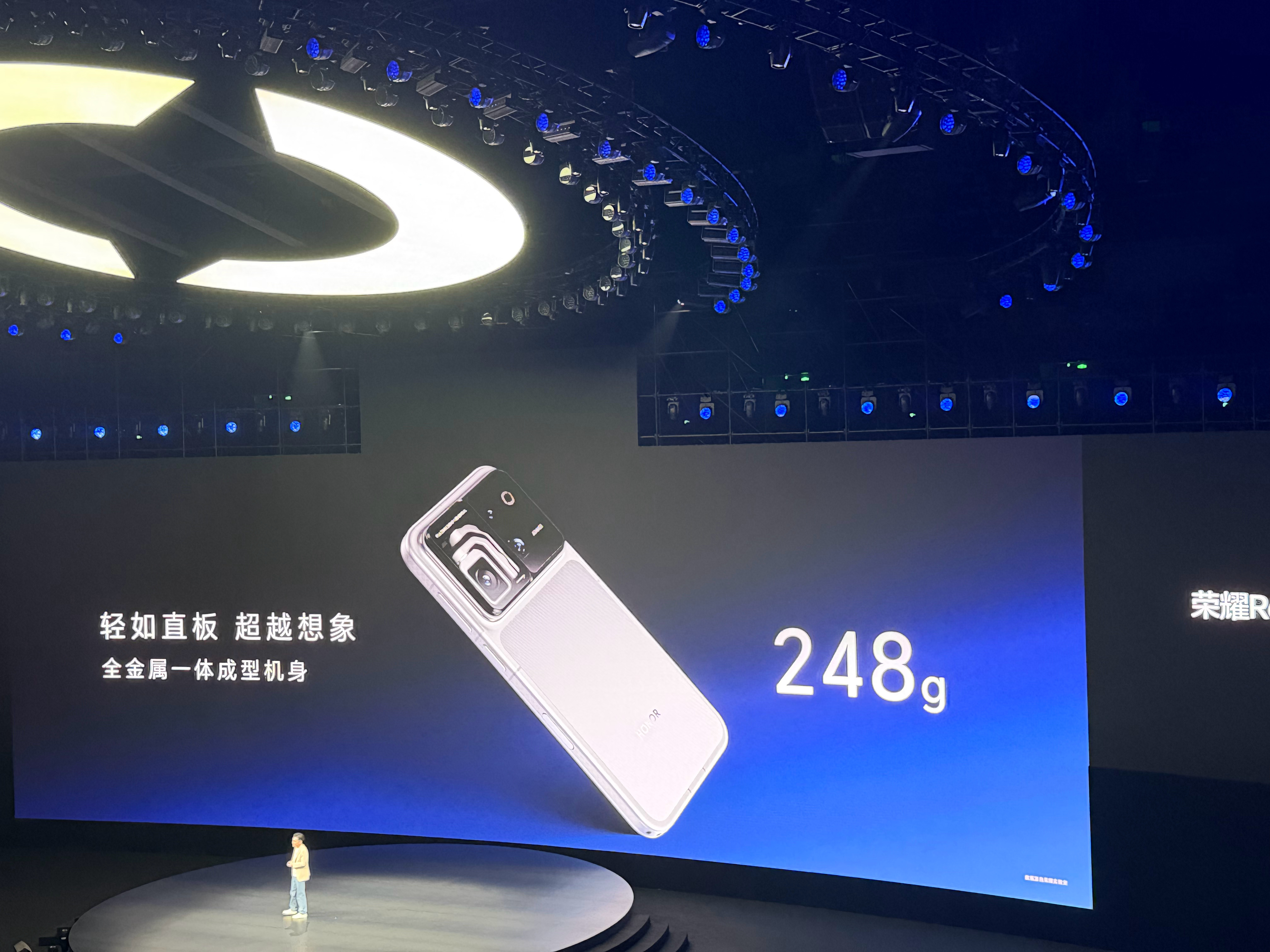 荣耀发布会荣耀Robot Phone把4DoF钛合金云台装进约9.59mm机身，