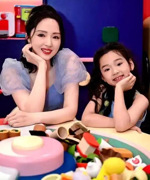 董璇早就意识到了
女儿小酒窝的学习成绩不太好
她已经提前把女儿的路铺好了，走艺考