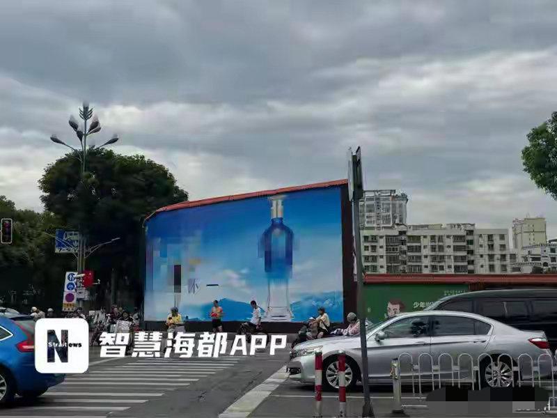 日前（8月19日）有媒体报道泉州市区刺桐北路与津淮街交叉口，一块大型户外广告牌未