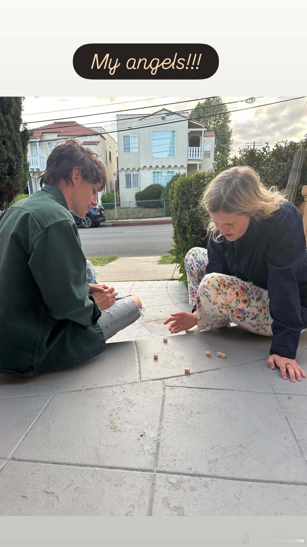 CJ晒Kristen Stewart克里斯汀斯图尔特新私照，玩起了大家小时候都爱