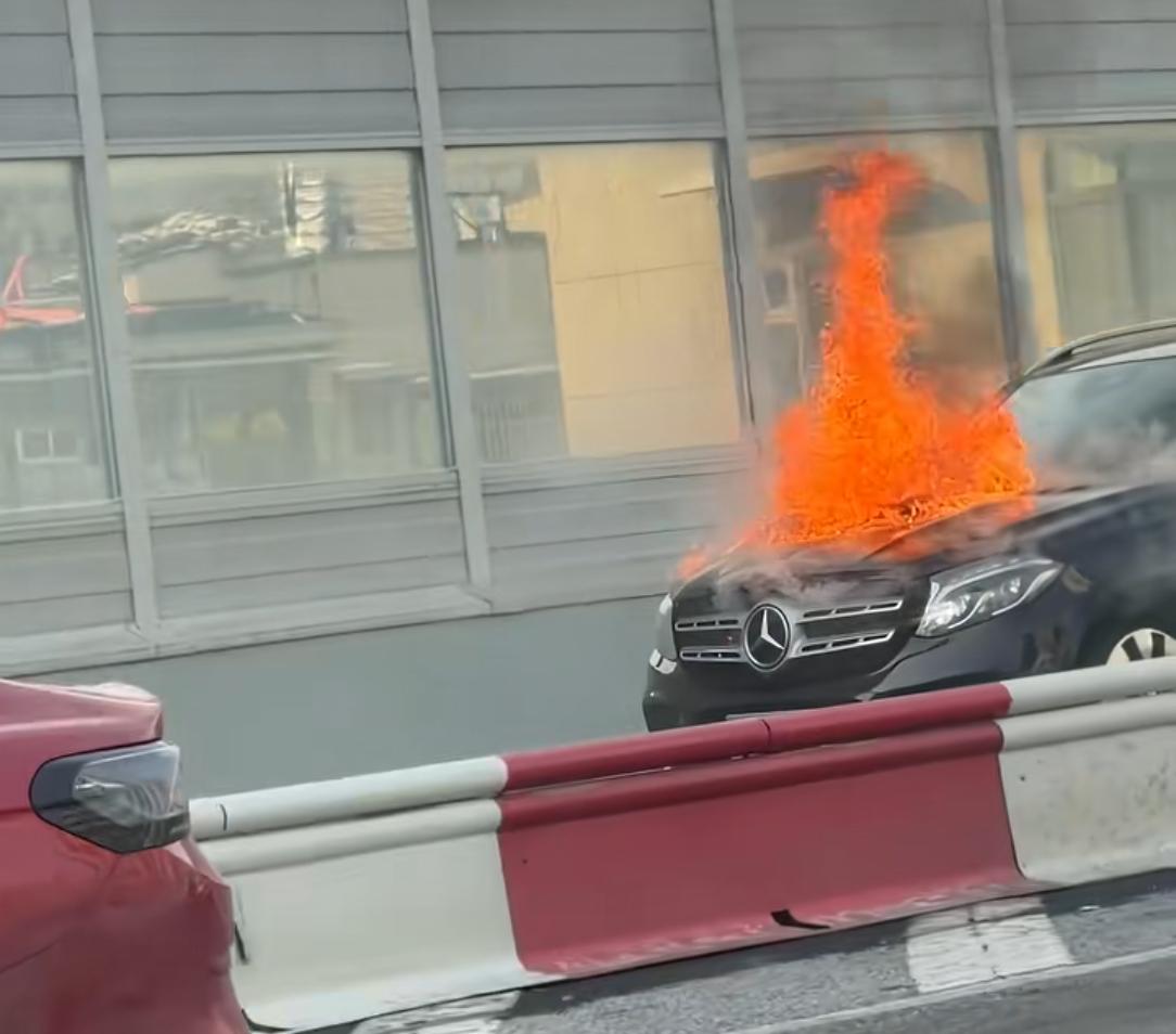 没搞错吧，奔驰也着火，唯一不同的就是燃油车着火，没流量，而新能源汽车着火流量特别