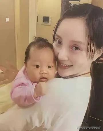贾乃亮的女儿从小就那么可爱，那时候多好的一家三口，可惜在幸福的婚姻也会有不懂得珍