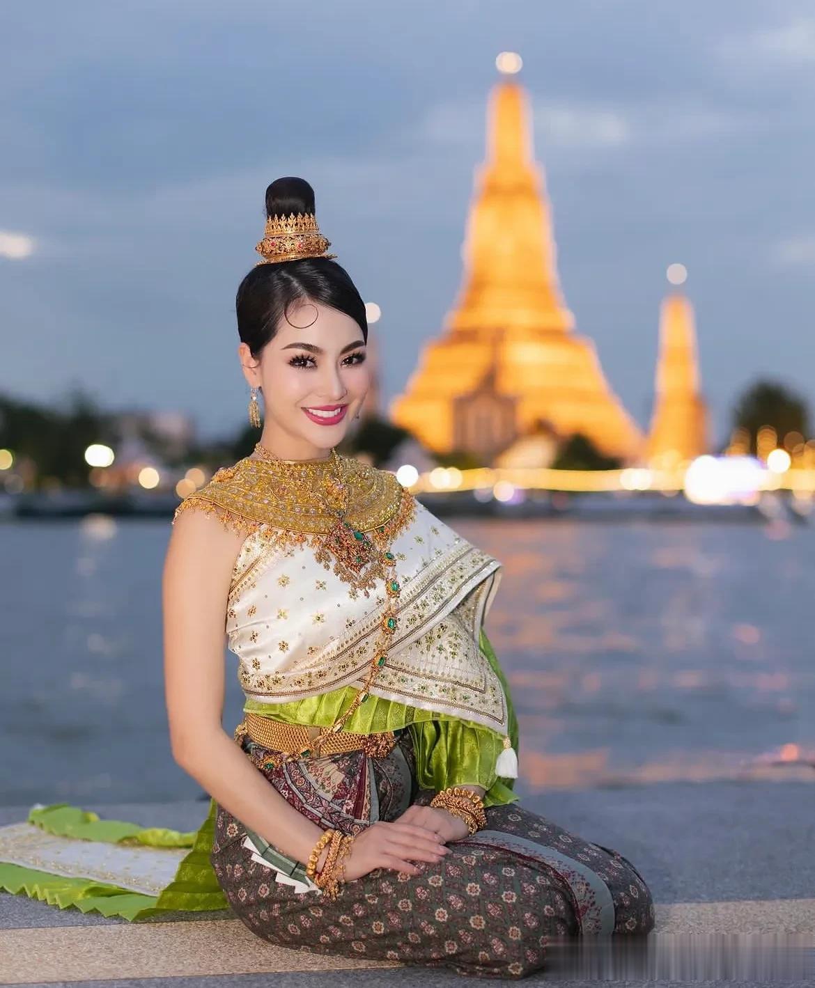 有大江大河穿城过的城市，向来都很美。曼谷也有大河穿越市区。在曼谷的河边，一位泰国