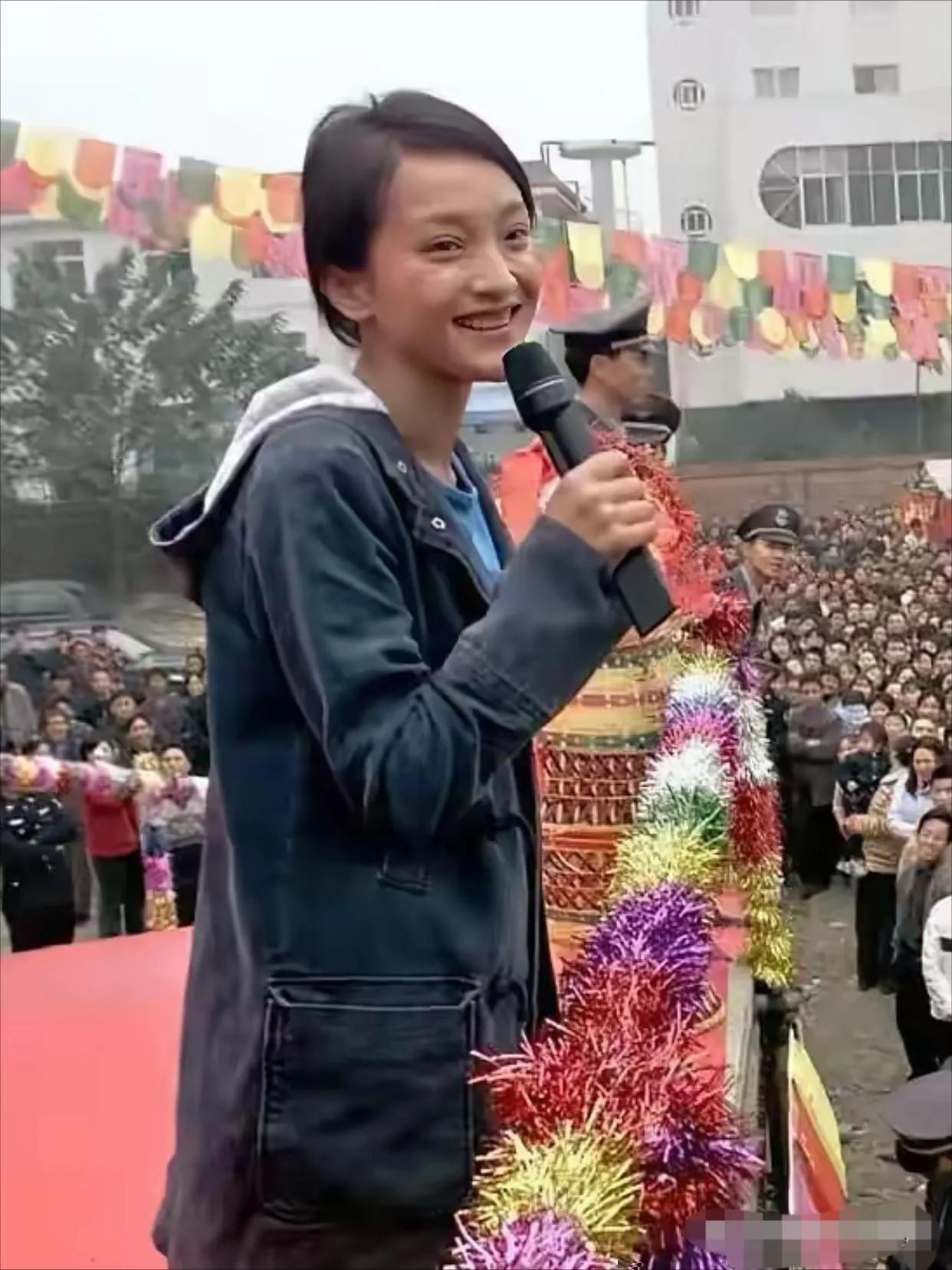 这是多年前周迅参加商演的几张图片，看着地方不大。舞台比较简陋，没有华丽的灯光，但