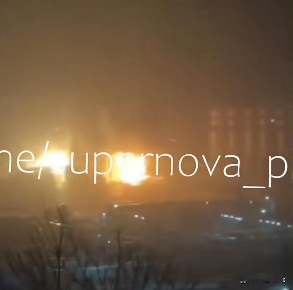 凌晨：俄罗斯重要的图阿普谢精炼厂发生大爆炸引发石油蒸熘设施爆燃，大至今仍未扑灭，